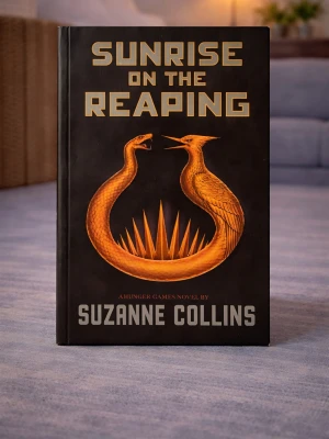 Sunrise on the Reaping (Brand new, in English) - Skick: Helt ny bok. Omslag: Pappercover. Storlek: standard (inte pocket). Förpackning: I sitt originala plastomslag. Från: Stockholm. Snabb leverans inom Sverige.