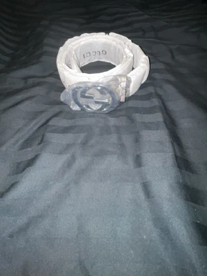 Beige GG belte  - Helt ny och är oanvänd men inga skador. Skickas samma dag och priset kan jag it ändra. Den är 105cm lång. 