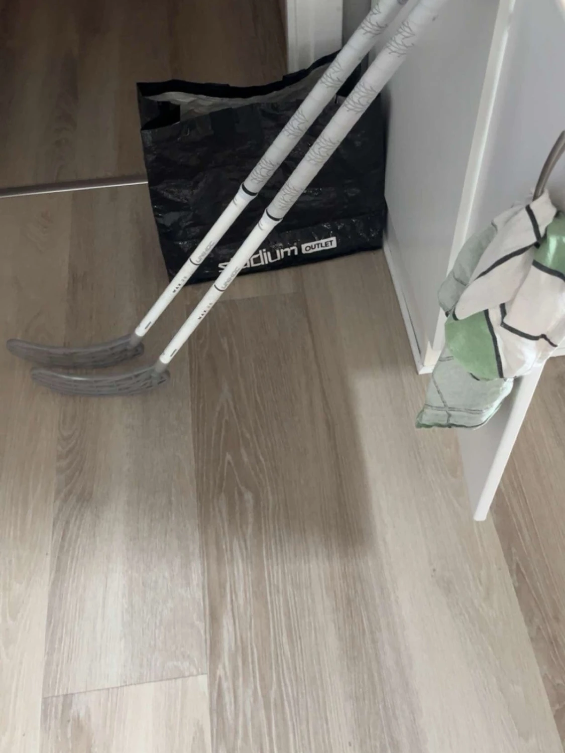 Två Unihoc klubbor