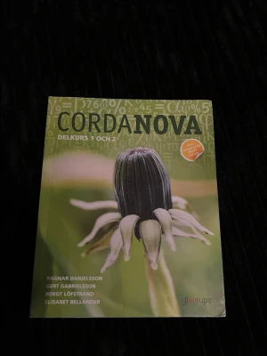 Mattebok Cordanova Delkurs 1 och 2 - Cordanova Delkurs 1 och 2 är en kursbok i matematik för vuxenutbildning. Författare är Ragnar Danielsson, Gert Gabrielsson, Bengt Löfstrand och Elisabet Bellander. Hämtas i Kristianstad. Kan fraktas men köparen står för frakt kostnaden. Mvh Mikael Nguyen :)