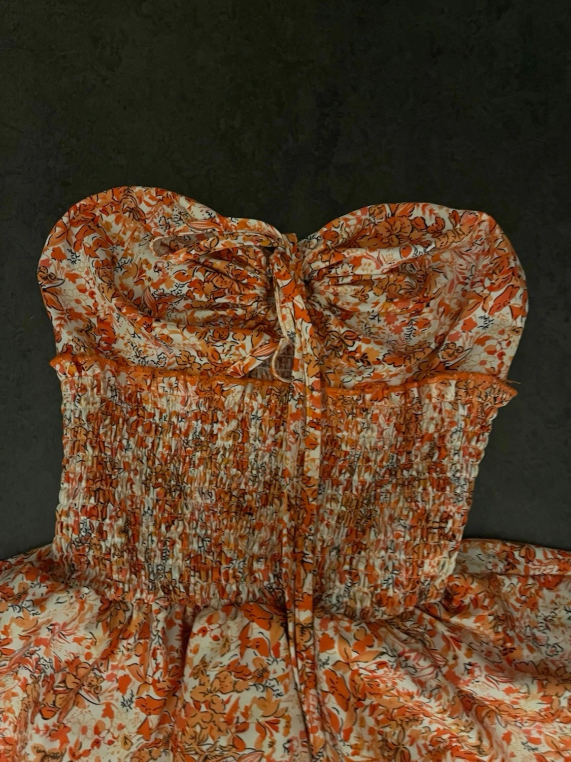 Blommig axelbandslös kortklänning - 1