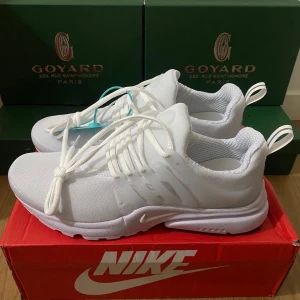 Nike Air Presto vita sneakers - Fräscha helvita Nike Air Presto sneakers med mesh-överdel och plastdetaljer vid snörningen. Skorna är helt nya!