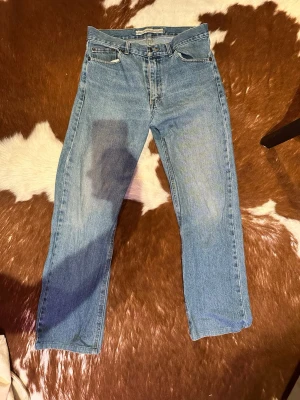 Blå raka jeans - W32 L34. Blå raka jeans, passar mig som är 178cm och väger cirka 75kg. De är inköpta på Vintage Second Hand i Stockholm.