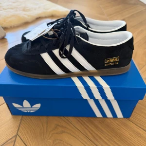 Adidas Gazelle lo pro helt nya storlek 39 1/3 - Oanvända, endast provade inomhus. Säljes pga fel storlek. Upphämtning centrala Stockholm möjligt!