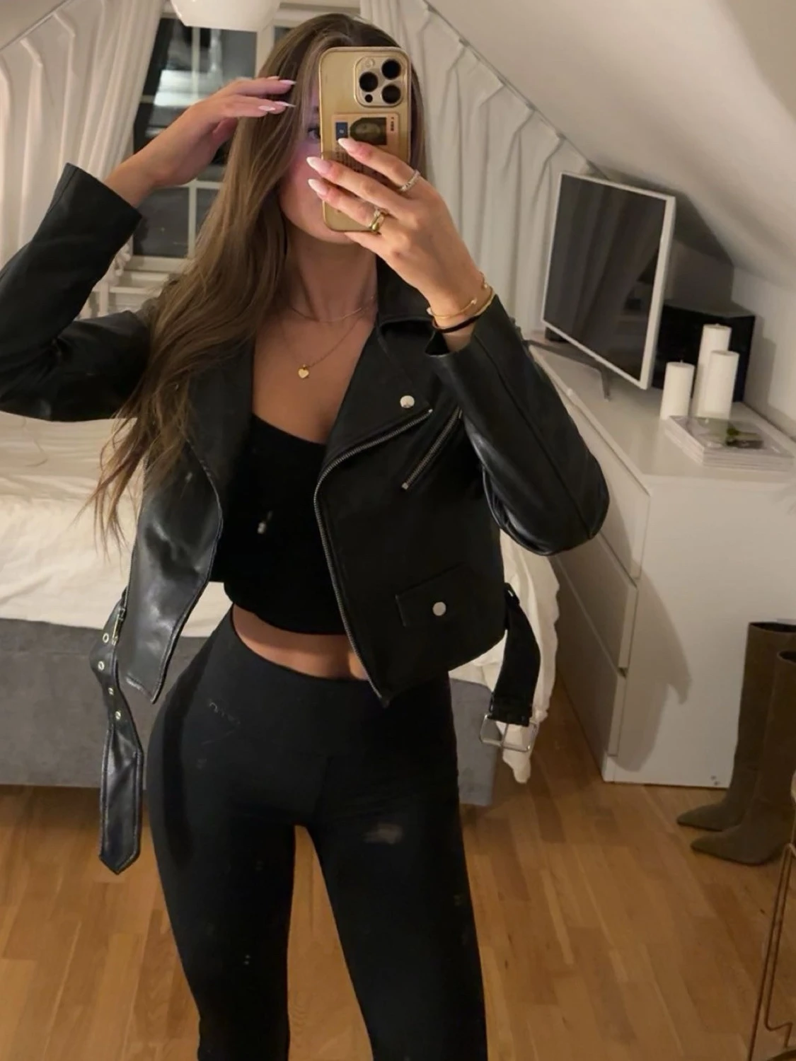 Svart kort skinnjacka med bälte