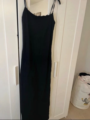 Svart långklänning från BikBok - Säljer en svart långklänning från BikBok köpt för 400kr