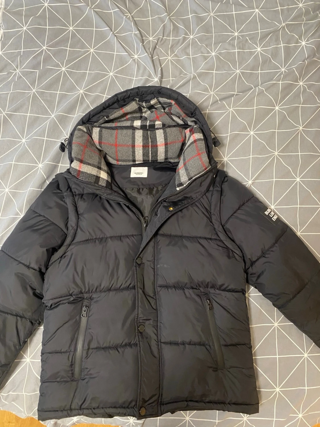 Svart pufferjacka med huva från burberry