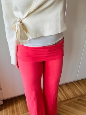 Gina yoga pants - Gina Tricots populära och slutsålda korall yoga pants. Storlek M i tall modellen! Så fina till sommaren 🌺🌺 Sommarens färg!! Slutsålda på hemsidan