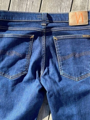 Nudie Jeans Tube Kelly W31 L34 - Säljer ett par mörkblå jeans från Nudie i modell Tube Kelly i fint skick. Storlek W31 L34. Från djur och rökfritt hem.