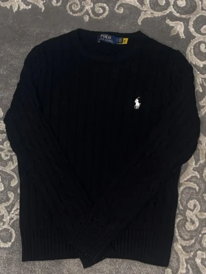Svart stickad tröja från Polo Ralph Lauren - Klassisk svart stickad tröja från Polo Ralph Lauren. Storlek S men passar bra med Xs