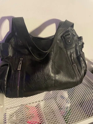 Vegansk läder väska  - Köpt från vinted för ett tag sen men aldrig kommit till användning. Fint skick men vet inte märket. Skriv gärna för frågor 