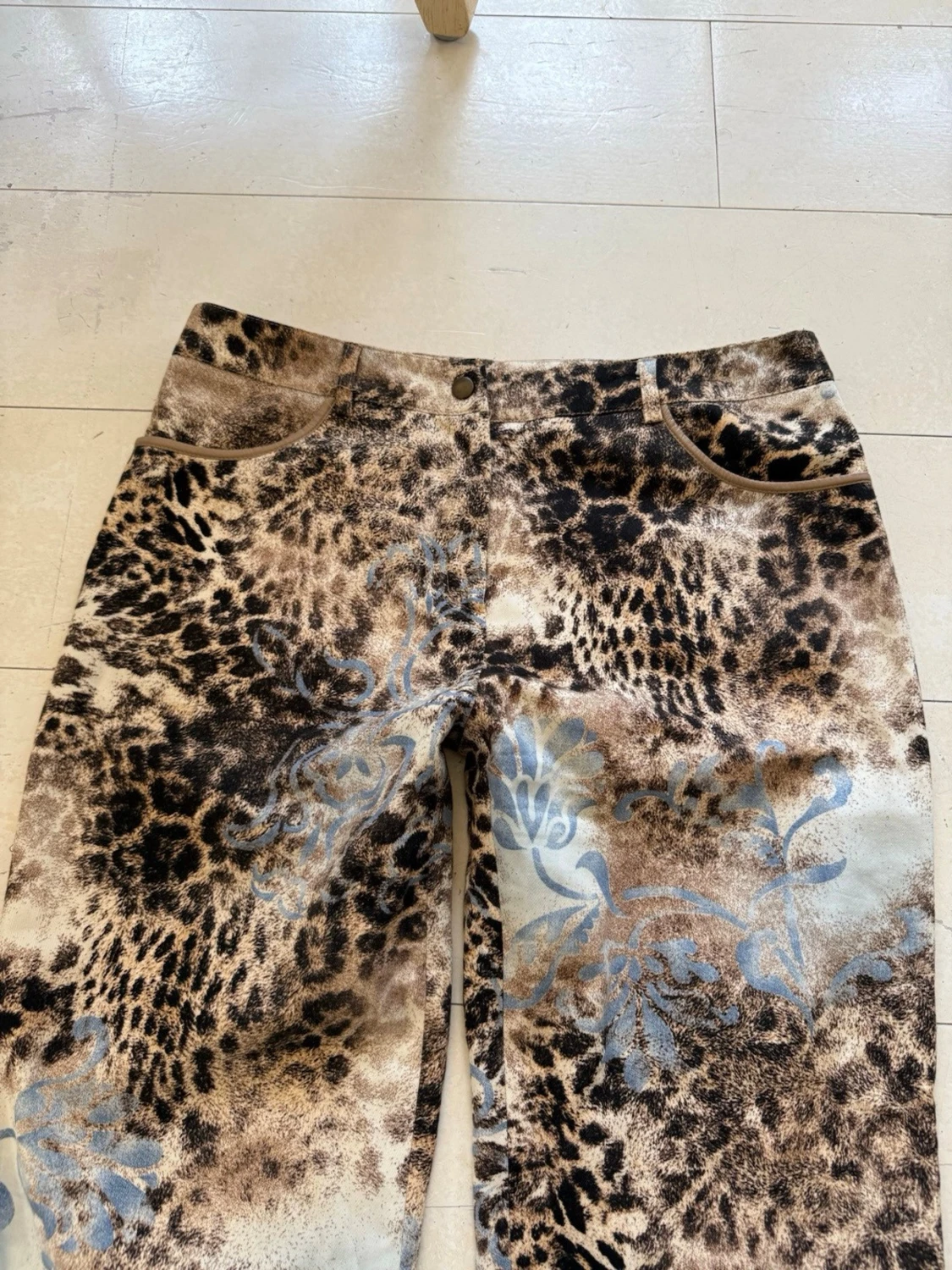 Bruna utsvängda jeans med mönster - 2