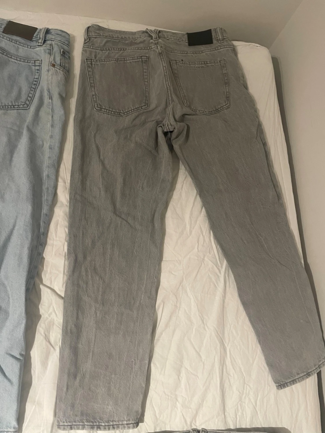 Grå raka jeans i klassisk modell - 1