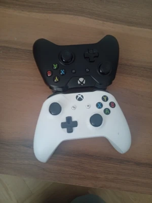 Svart och vit Xbox handkontroll - Säljer 2 xbox one kontroll som är i jätte bra skick och har ingen stick drift