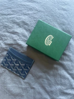 Blå kortfodral - Snyggt blått korfodralet. Fodralet har flera fack för kort och är tillverkat i slitstarkt canvasmaterial med exklusiv känsla. Perfekt för dig som vill ha en stilren och lyxig accessoar i fickan.