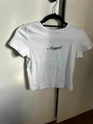 Vit trendig ängel t-shirt🤍 - Jättefin tröja från subdued🤍ändast använd 2 gånger, säljs inte längre🤍🤍