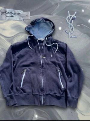 Yves saint Laurent zip - Tja säljer denna asfeta ysl zipen i storlek M. Lite solblekt annars jätte bra skick och inget man märker. Hör av er vid frågor