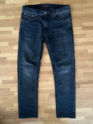 Nudie Jeans - Feta svarta nudie jeans || storlek 29/32 || Lean Dean🔥|| inga defekter eller liknande || hör av er vid minsta lilla!🤙(modell 179) 