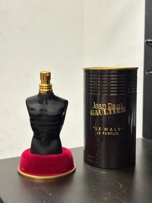 Jean Paul Gaultier Le Male Le Parfum 75ml – helt ny - Säljer en äkta Le Male Le Parfum från Jean Paul Gaultier, 75 ml.  Parfymen är helt ny och oanvänd. Flaskan är endast uppackad men har aldrig använts.  Originalförpackningen finns tyvärr inte kvar, men parfymen är 100% äkta.  En mycket populär och maskulin doft som passar både vardag och kväll.  • 75 ml • Helt oanvänd • Originalflaska • Äkta produkt  Skickas snabbt säkert packad.