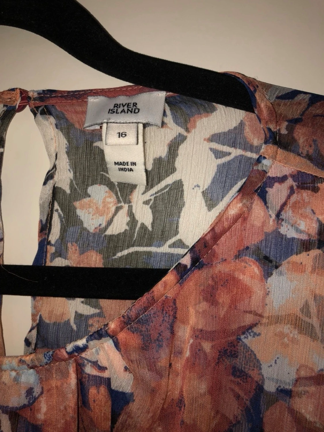 Blommig blus med volangärmar och paljetter River Island  - 4