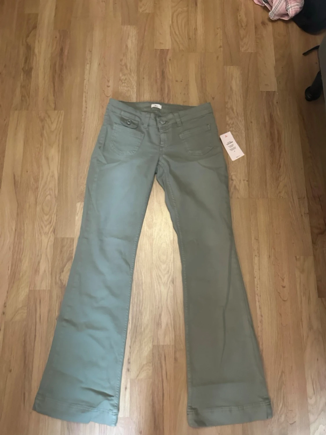 Olivgröna Low waist Jeans från Nelly