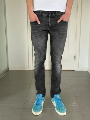 Dondup George Jeans  - Säljer nu dessa Dondup George jeans med snygga slitningar i populär design, skriv för fler bilder/frågor🙌🏼