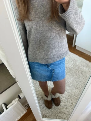 Blå jeanskjol i kort modell - Superfin jeanskjol, omsydd själv så allting kan vara lite ojämt och stygnen osv💗