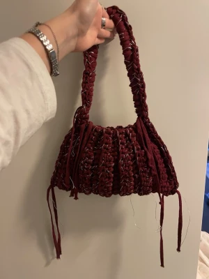 Vinröd virkad handväska med detaljer - Unik handväska i vinrött, virkad med tjockt garn. Perfekt som statement-accessoar. Handgjord! 