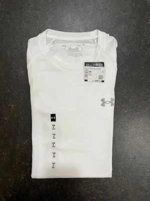 Under armour t-shirt stl S - Ny under armour t-shirt stl S.                                   Vit färg.                                                                Perfekt nu till sommaren                            