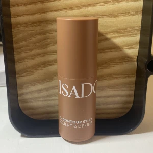 IsaDora Contour Stick i nyansen Warm Mocha - IsaDora Contour Stick i nyansen 36 Warm Mocha. Perfekt för att skulptera och definiera ansiktet. Den krämiga formulan gör det enkelt att applicera och blanda ut för ett naturligt resultat. Fri från parfym och kliniskt testad. Testad en gång på handen så inprinsip ny, råkade bli fel färg när jag köpte den tyvärr men ska beställa en ny men tänkte bli av med denna först☺️