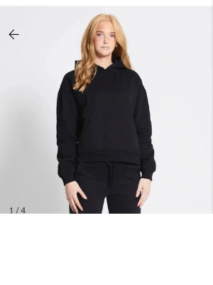 Svart hoodie med magficka - En svart hoodie ifrån lager med ett litet litet hål ( ses på sista bilden ) sitter uppe på axeln 