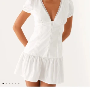 Studentklänning - Jättefin vit klänning från Peppermayo, perfekt till studenten! 😍😍 Säljer då den inte passar. Originalpriset ca 1000 kr