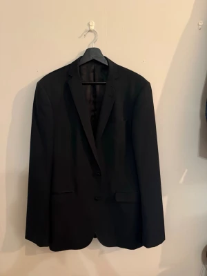 Tiger of Sweden kavaj – svart – 100% ull – strl 152 (slim) - Snygg och stilren kavaj från Tiger of Sweden (modell Norden).  Tillverkad i 100% ull med fin kvalitet och snygg, modern passform.  I mycket bra skick, sparsamt använd.  Storlek: 152 Passform: Slim (passar även XS/S beroende på kropp) Material: 100% ull Färg: Svart Skick: 8/10  📦 Kan skickas 💬 Hör av dig vid frågor