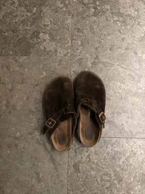 Birkenstock Boston - Ett par Birkenstock i okej skick, vanlig bred och den mjuka sulan. Hör av dig vid minsta undring, pris kan diskuteras vid snabb affär ä!