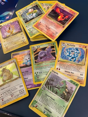Stor samling Pokémonkort vintage - Säljer en stor samling Pokémonkort med blandade motiv som Charizard, Machamp, Sceptile, Muk och fler. Korten har gul ram och färgglada illustrationer. Perfekt för dig som gillar att samla eller spela Pokémon TCG. Flera olika generationer och typer ingår.Vintage samling allt från 1999 wotc och framåt. Finns holos/reverse med.  Från base set, team rocket, gym, neo, base set expedition, e-reader, ruby&sapphire, jungle, fossil och många fler. 