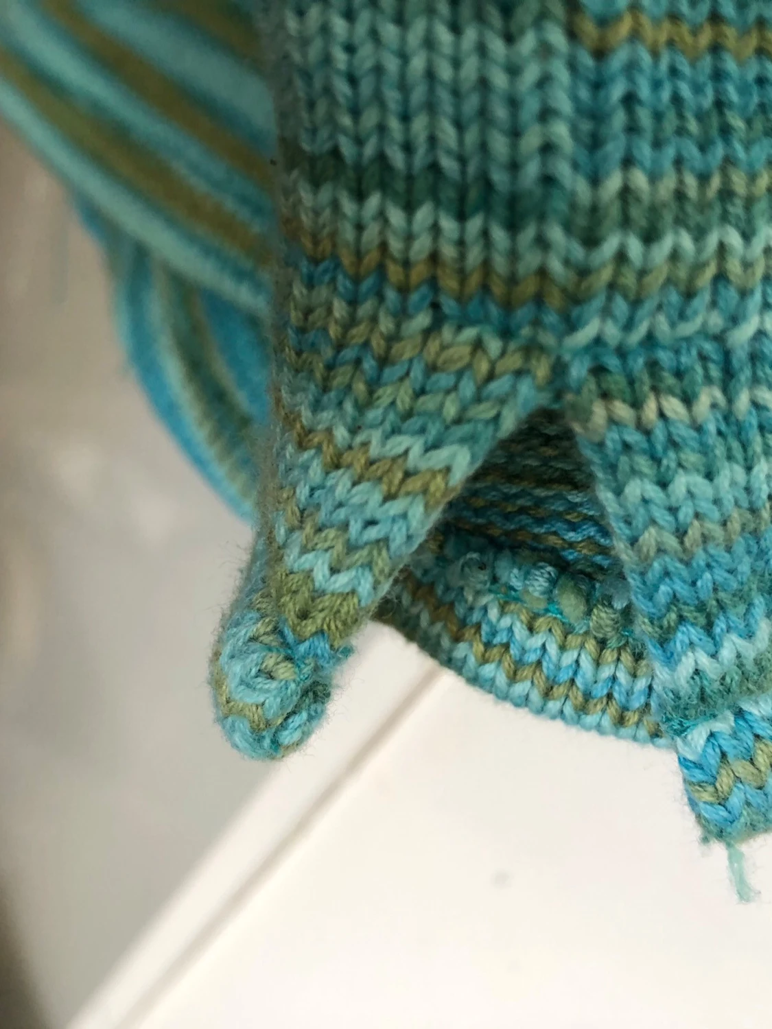 Stickad klänning i tirkosa toner från Ambra Stl S/M - 5