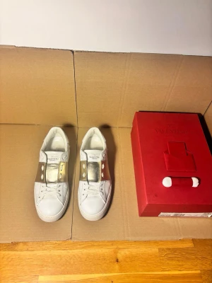 Valentino Open Sneaker Gold 39 - Storlek 39, nypris ~7000kr, 100% äkta 