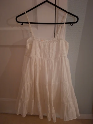 Kort vit klänning🤍 - Säljer denna korta vita klänningen från Gina tricot. Strl 158/164. Använd fåtal gånger. Minns inte nypris men kanske ca 300-350kr. Hör av dig vid funderingar!