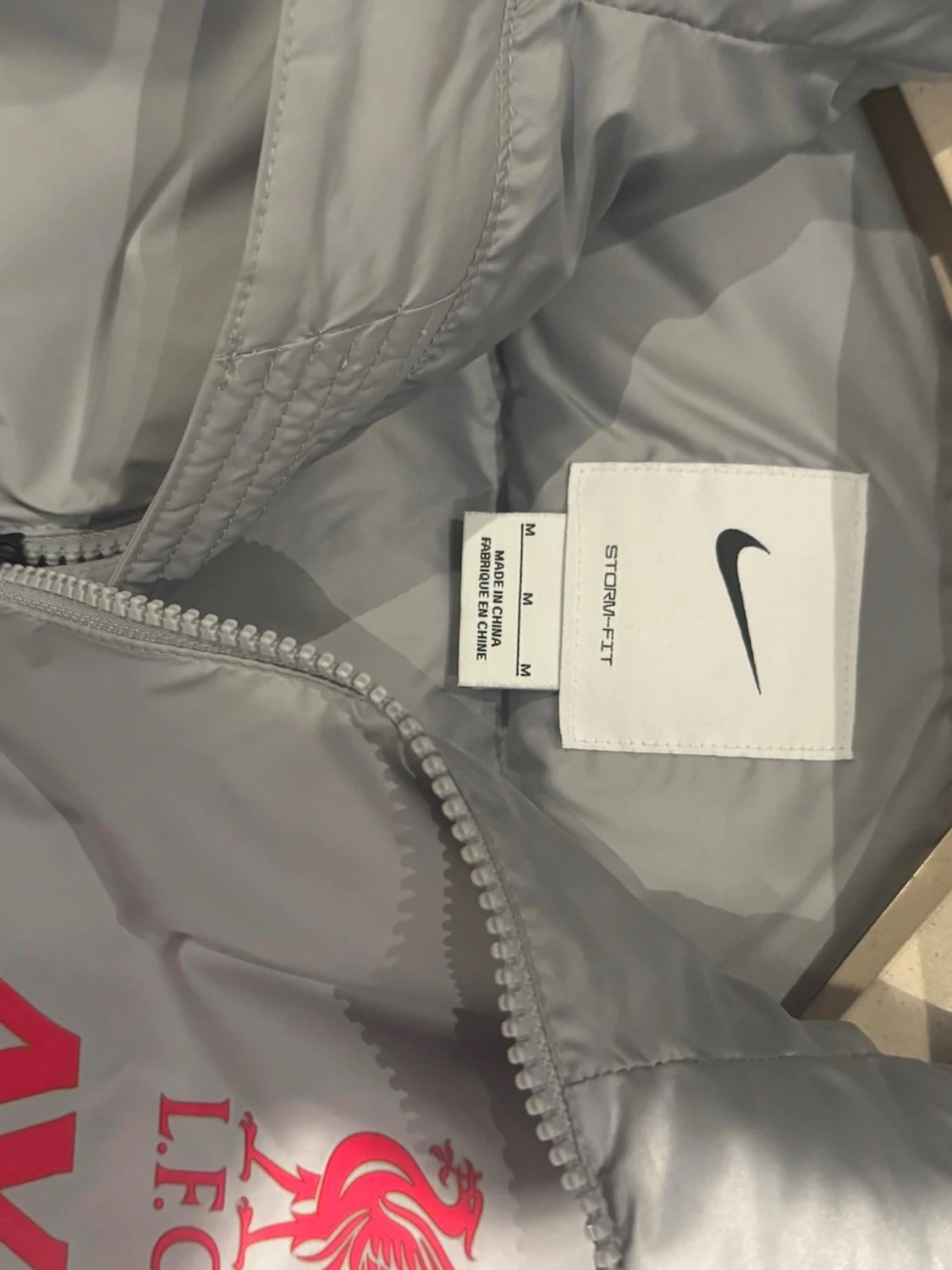 Ljusgrå lång dunjacka Nike Liverpool - 2