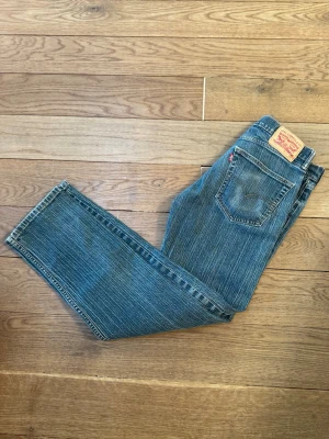 Levi's 501 - Klassiska blå jeans från Levi's med rak passform och riktigt snygg tvätt. Modellen heter 505 vilket är som 501 fast med dragkedja, lite smidigare. Riktigt gott skick, skriv vid frågor. Strlk 32/32