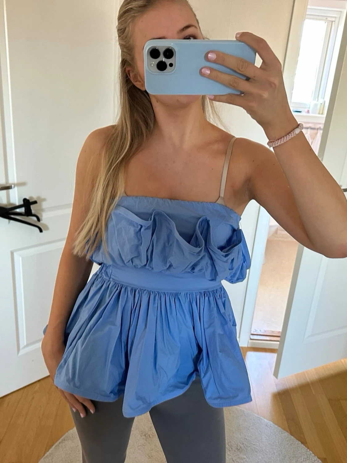 Blå axelbandslös volangtop
