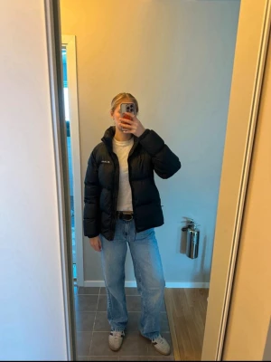 Pufferjacka Colombia - stl S - Svart pufferjacka från märket Colombia. Bra skick men något missfärgad vid kragen efter smink. Kan troligtvis tvättas bort i tvättmaskin men kan ej utlova något. Nypris 1399:-