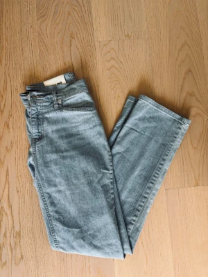 Jättesnygga jeans från PS - Säljer ett par ljusblå raka jeans från PS! Jeansen passar bra för en snygg avslappnad copenhagen look och har många fina detaljer på fickorna. Pris kan diskuteras. midjemått: 37 innerbenslängd: 105