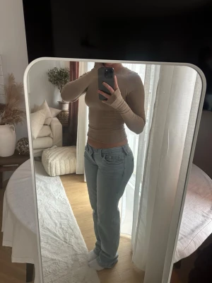 Ljusblå raka jeans med låg midja - Säljer ett par ljusblå jeans med rak passform och låg midja. Jeansen har klassiska fem fickor och en avslappnad vibe, perfekta till en enkel topp eller hoodie. Materialet är denim i bomull och de har en tidlös look som funkar till många stilar. Nypris 1200kr