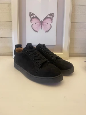 Christian Louboutin - Tyvärr ska jag nu sälja dessa fina skor då jag behöver pengarna. Dom är i väldigt bra skick och jag har bara använt dom enstaka gånger, förra ägaren sa att han tappat bort kvittot men han lovade att dom var äkta vilket jag också tror. Lådan och dustbag följes med i köpet. Priset är ej hugget i sten men iggar skambud. St 43