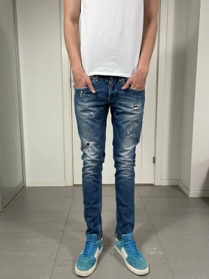Dondup George Jeans  - Säljer nu dessa Dondup George jeans med snygga slitningar i populär design, skriv för fler bilder/frågor🙌🏼