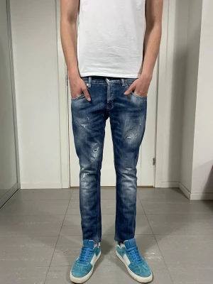 Dondup Jeans - Säljer nu dessa Dondup jeans med snygga slitningar i populär design, skriv för fler bilder/frågor🙌🏼