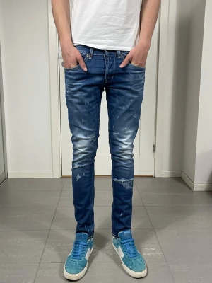 Dondup George Jeans  - Säljer nu dessa Dondup George jeans med snygga slitningar i populär design, skriv för fler bilder/frågor🙌🏼