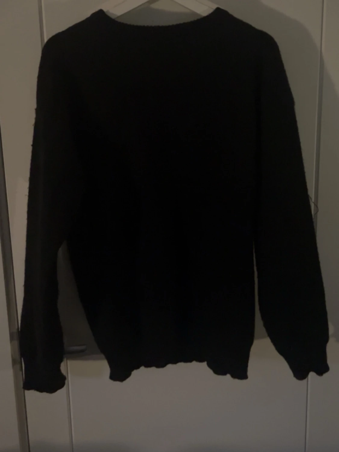 Svart stickad tröja med stor C-detalj - 1