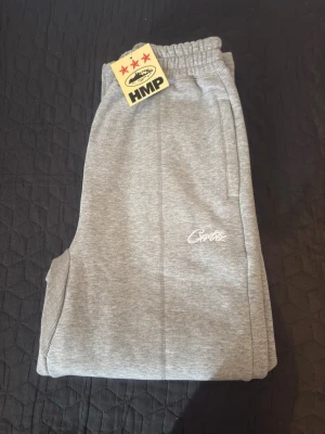 Grå mjukisbyxor från Corteiz - Condition as new, size M fits (175-180cm) 